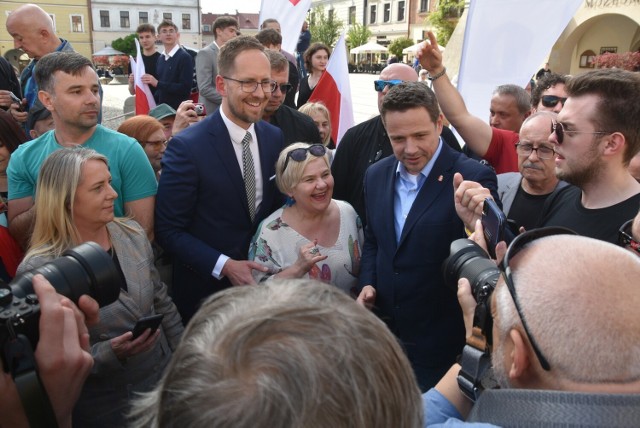 Rafał Trzaskowski spotkał się z mieszkańcami miasta i regionu na Rynku oraz udzielił poparcia Jakubowi Kwaśnemu wyborach na prezydenta Tarnowa