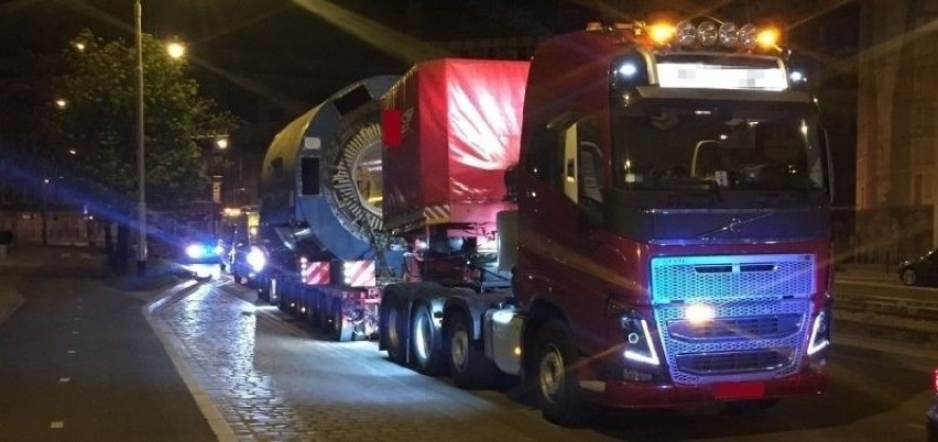 170-tonowa ciężarówka na ulicach Wrocławia. Mogła uszkodzić mosty i drogi! [FILM]