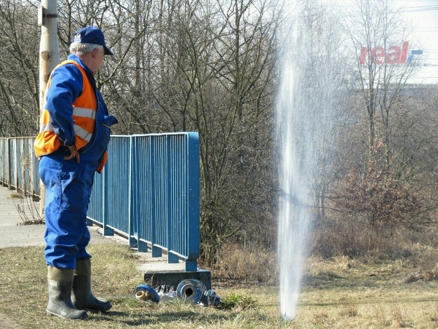 Wrocław: Awaria wodociągów. Problemy z wodą na Psim Polu (ZDJĘCIA)