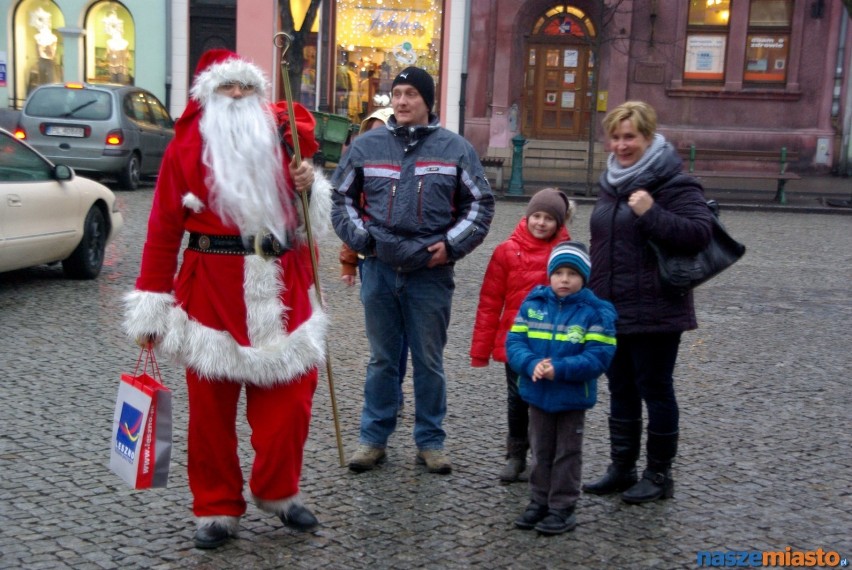 Kolędowanie na rynku w Lesznie w piątek 20 grudnia.