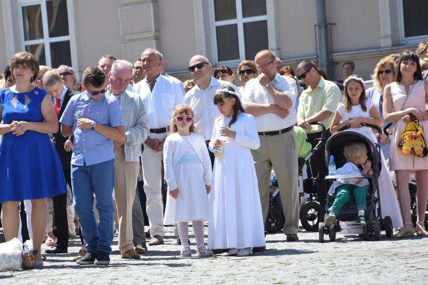 Wierni przeszli w procesji z Kolegiaty do Klasztoru...