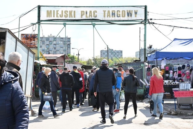 W piątek 8 maja na kieleckie bazary przyszły prawdziwe tłumy ludzi. Piękne pogoda sprawiła, że mieszkańcy miasta najwyraźniej mieli dość siedzenia w domach i ruszyli na zakupy. Przypomnijmy, że targowisko w Kielcach działa we wtorki, piątki i soboty w godzinach od 7 do 14, w niedzielę od 7 do 12. W środy i czwartki można handlować tylko sadzonkami. 


Zobaczcie na kolejnych zdjęciach jak szedł handel na Miejskim Placu Targowym w Kielcach.