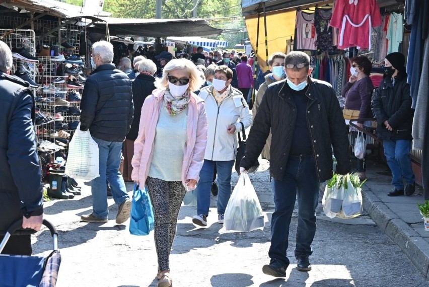 Ludzie mają dość zasad? W piątek na kieleckich bazarach tłumy [ZDJĘCIA]