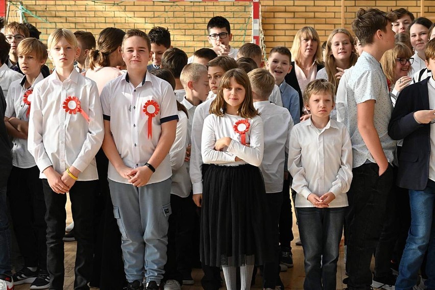 Hymn Polski zaśpiewanego przez 700 uczniów i nauczycieli Szkoły Podstawowej z Oddziałami integracyjnymi nr 26 w Wałbrzychu
