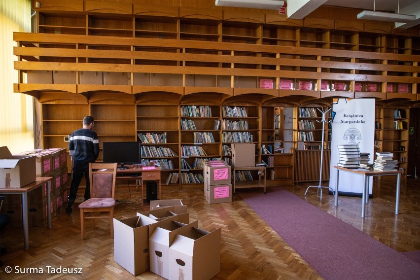 Widzieliście kiedyś bibliotekę bez książek? Przeprowadzka Książnicy Stargardzkiej NA ZDJĘCIACH