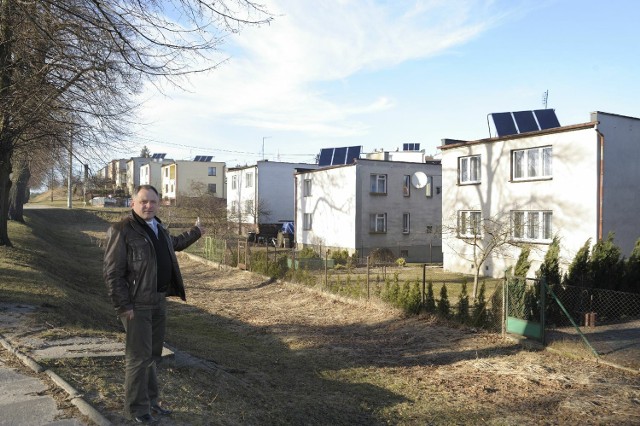 Aleksander Szopa, prezes MTG, na tle miasteckich solarów. Jadąc przez miasto widać je gołym okiem