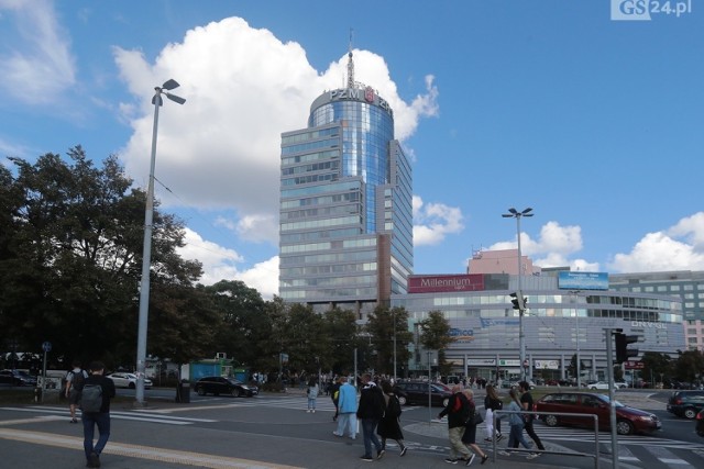 Pazim

To obecnie najwyższy budynek w Szczecinie, mieści się przy pl. Rodła i al. Wyzwolenia. Jego wysokość sięga 92 m, a razem z masztem antenowym mierzy 128 m. Został zaprojektowany przez architekta Miljenkę Dumencicia, obiekt otwarto w 1992 roku. Na ostatnim, 22 piętrze znajduje się kawiarnia, skąd widać panoramę miasta. Kompleks pełni funkcje biurowca, centrum bankowego i handlowego, hotelu oraz dwukondygnacyjnego parkingu podziemnego. Na jego szczycie znajdują się telewizyjne i radiowe anteny nadawcze.
