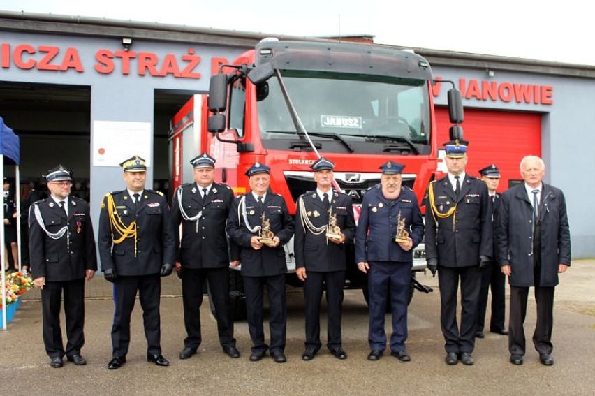 Ochotnicy ze Straży Pożarnej w Janowie mogą już korzystać z nowego wozu bojowego. Wartość pojazdu to ponad milion złotych