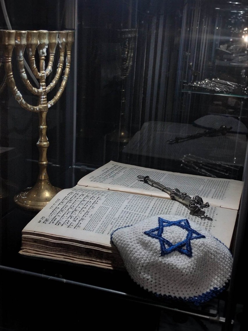 W synagodze otwarta jest wystawa wielu żydowskich pamiątek...