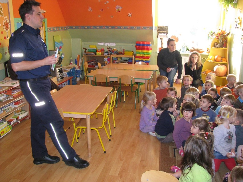 Lębork: Policjanci z Lęborka odwiedzili przedszkolaków