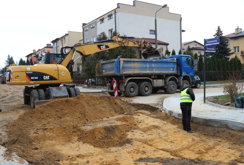 Postępują prace przy wymianie rur kanalizacyjnych i...