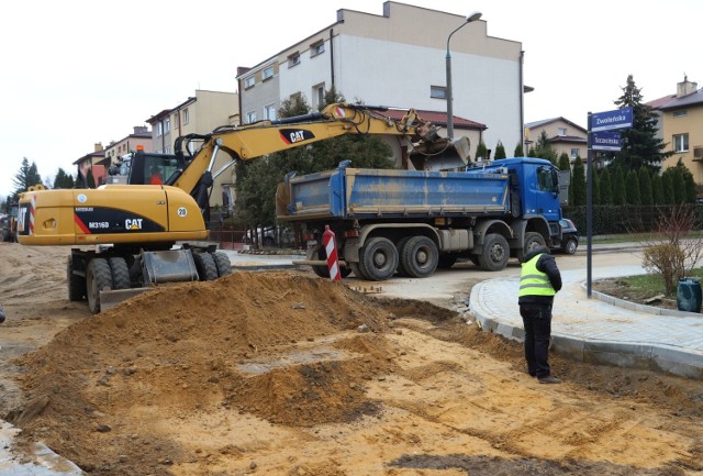 Postępują prace przy wymianie rur kanalizacyjnych i wodociągowych na kilku ulicach Dzierzkowa. Budowa potrwa jeszcze kilka miesięcy. Takie prace trwają na odcinku ulicy Zwoleńskiej

Ulice Odrodzenia, Zwoleńska, Żurawia, Puławska są częściowo rozkopane. Wykonawca ma 18 miesięcy na wykonanie całej modernizacji. Czas na wszystkie prace liczony jest od rozpoczęcia inwestycji, czyli od wiosny ubiegłego roku. Ogólny koszt robót wynosi ponad 11 milionów 600 tysięcy złotych. 

- Prace postępują zgodnie z harmonogramem i wszystko wskazuje na to, że wykonawca planowo realizuje zadania – taki komunikat otrzymaliśmy wcześniej od Wodociągów Miejskich.

Zobacz zdjęcia na kolejnych slajdach. 
Używaj gestów i strzałek.