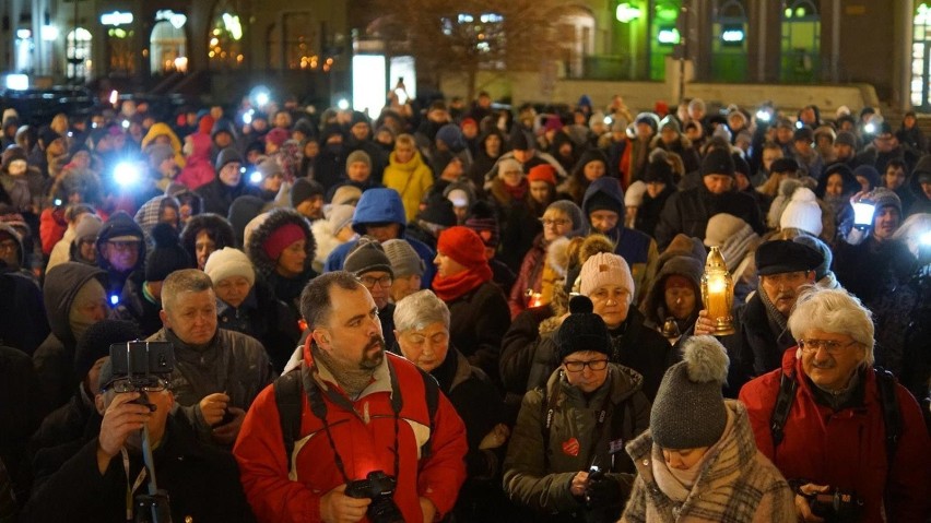 Wiec przeciw agresji i przemocy oraz światełko dla...