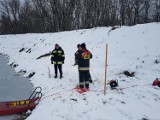 Ratowanie tonącego na zamarzniętym zbiorniku. Ćwiczenia strażaków w Masłowicach[ZDJĘCIA]