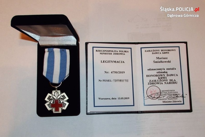 Dąbrowski policjant otrzymał odznaczenie „Honorowy Dawca Krwi – Zasłużony dla Zdrowia Narodu”