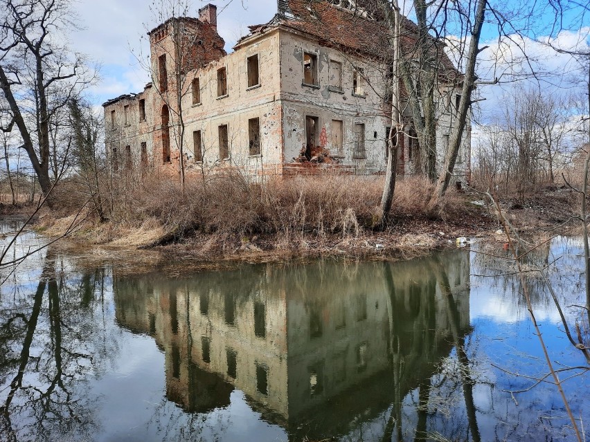 Dwór jest murowany z cegły i kamienia, założony na rzucie...