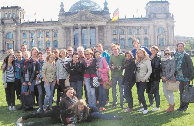 Polacy i Niemcyw Berlinie, przed budynkiem Reichstagu