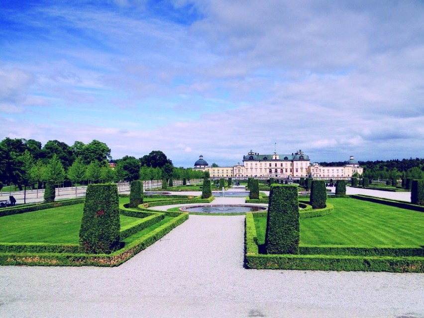 Rodzina królewska zamieszkuje pałac w Drottningholm, 11 km...