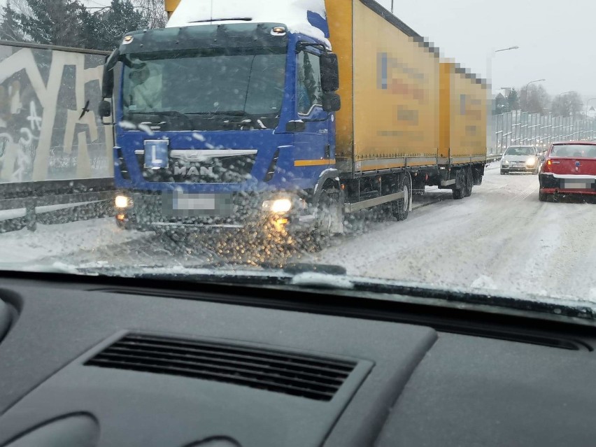 Zielona Góra: "Elka" nie poradziła sobie z podjazdem.