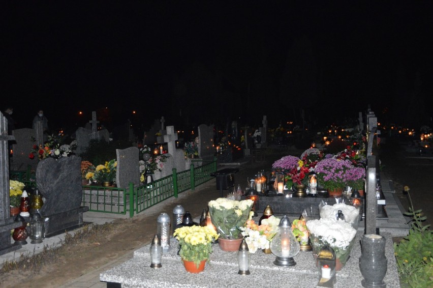 Zamknięcie cmentarzy na czas Wszystkich Świętych spowodowało, że na prabuckim cmentarzu ludzie pojawili się piątkowym popołudniem [ZDJĘCIA]