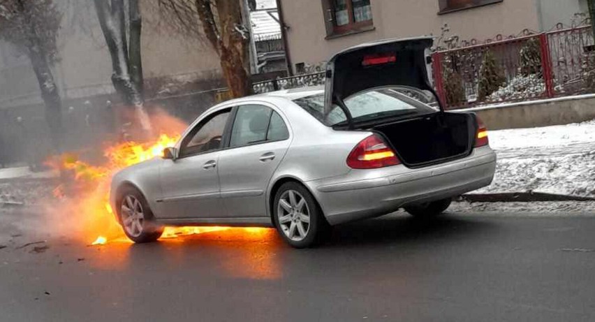 Auto zapaliło się na ul. Ogrodowskiego w Krotoszynie, a na...