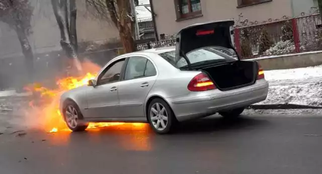 Auto zapaliło się na ul. Ogrodowskiego w Krotoszynie, a na czas akcji droga była zablokowana