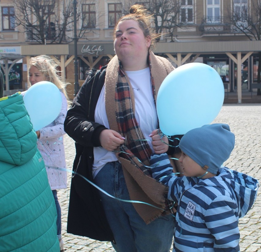 Leszno. Światowy Dzień Świadomości Autyzmu. Niebieskie balony z przedszkola i szkoły Totus Tuus wzniosły się do nieba 