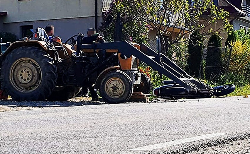 Groźny wypadek pod Limanową. Motocyklista ciężko ranny po zderzeniu z traktorem
