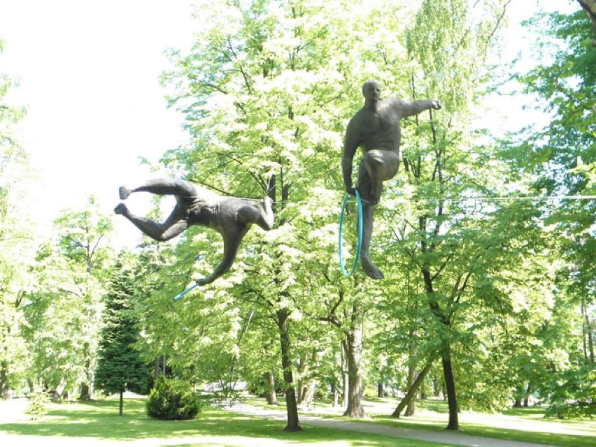 Balansujące rzeźby Jerzego Kędziory ZDJĘCIA