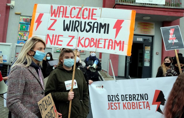 Do protestu przyłączyły się również kobiety oraz mieszkańcy Debrzna