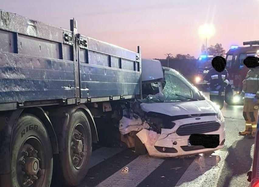 Straszny wypadek na DK46 w Lisowie. Samochód wbił się w przyczepę! Droga została zablokowana