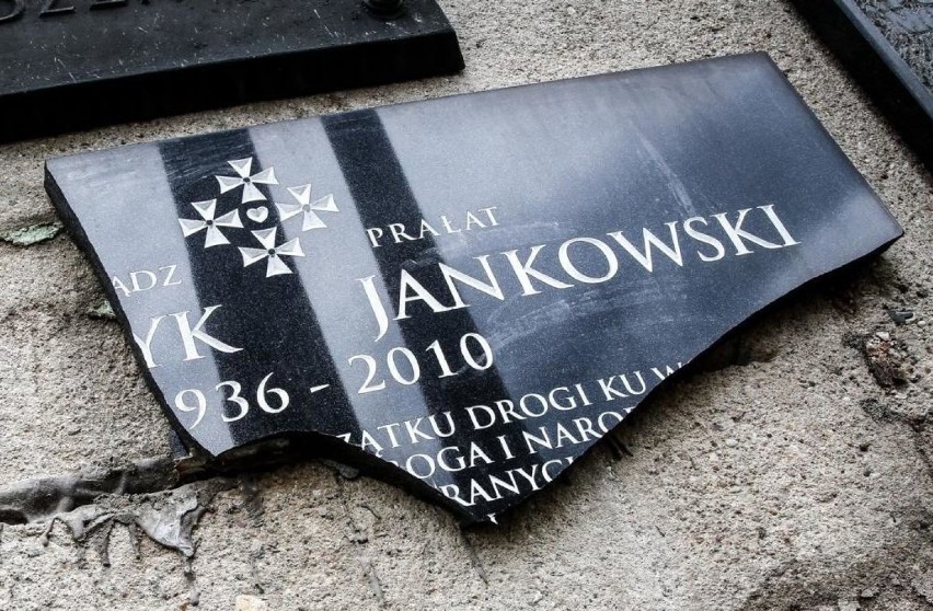 Zniszczono tablicę upamiętniającą ks. Jankowskiego w Gdańsku