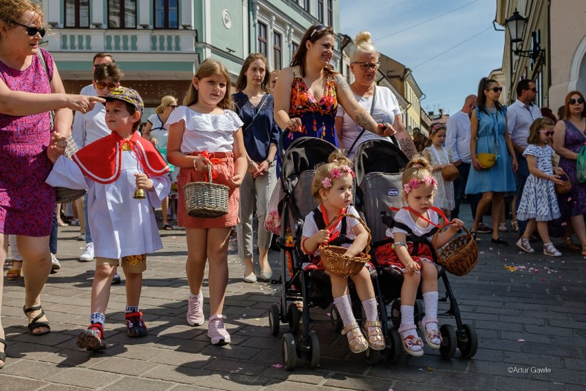 W procesji Bożego Ciała ulicami tarnowskiej Starówki wzięły...