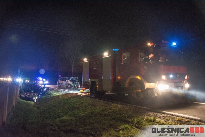 Wypadek pod Wrocławiem. To cud, że przeżyli. Dwa samochody rozbite, jeden w rowie (ZDJĘCIA)