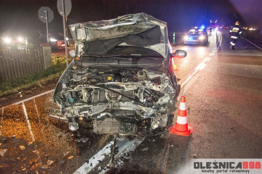 Wypadek pod Wrocławiem. To cud, że przeżyli. Dwa samochody rozbite, jeden w rowie (ZDJĘCIA)