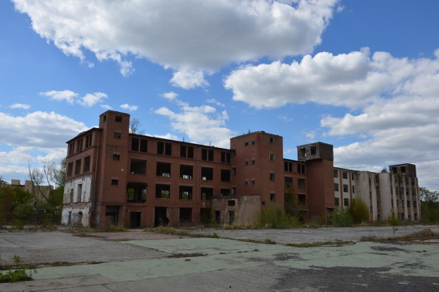 Po wielkim i potężnym zakładzie produkującym zamrażarki dzisiaj pozostał tylko szkielet zabytkowego budynku. Wszystkie hale zostały wyburzone.