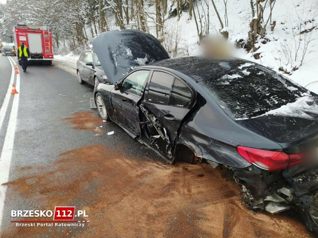 W wypadku, do którego doszło 17.01 na DK 75 koło Czchowa uczestniczyły dwa samochody osobowe - skoda i bmw