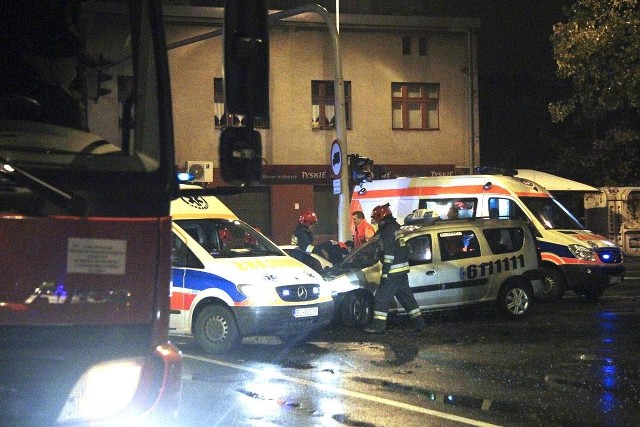 Okazało się, że kierowca volkswagena miał 1,64 promila alkoholu w organizmie. Nie posiada prawa jazdy, a samochód nie miał ważnych badań technicznych.

Ranni trafili od szpitali WAM i Kopernika. Ich życiu nie zagraża niebezpieczeństwo. 

Źródło: Pijany kierowca spowodował wypadek na Srebrzyńskiej. 3 rannych [ZDJĘCIA+FILM]