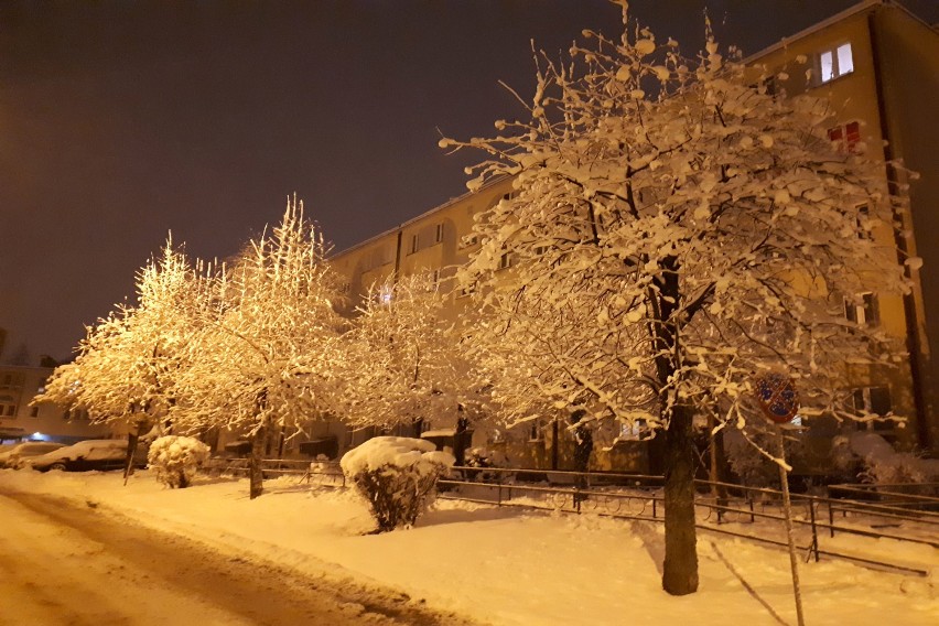 Zimowe Jasło nocą. Zobacz klimatyczne zdjęcia miasta pod śniegiem