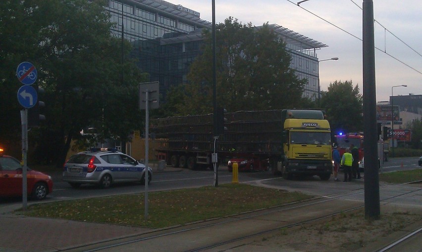 Wypadek na Wołoskiej. Zderzenie ciężarówki z samochodem osobowym [FOTO]