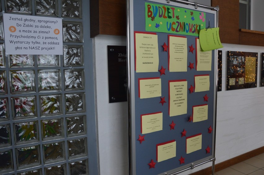 Na szkolnym korytarzu są informacje na temat zasad budżetu