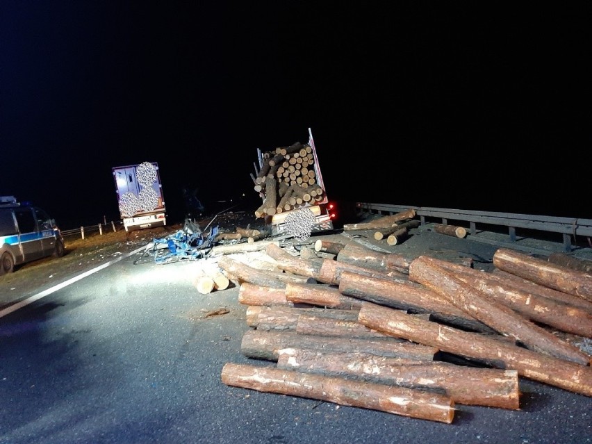 Na S8 w powiecie wieruszowskim zderzyły się ciężarówki. Jedna osoba ranna. Drewno zablokowało trasę FOTO 
