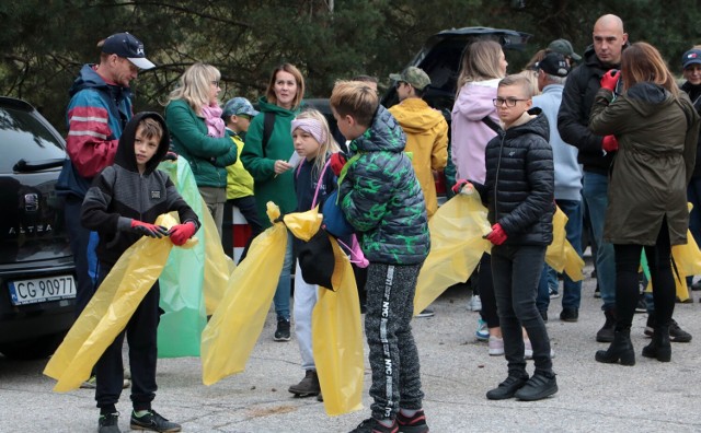 "Sprzątanie świata" 2022 w Grudziądzu. Wolontariusze uzbrojeni w worki i rękawiczki sprzątają cztery obszary leśne na terenie Grudziądza. 