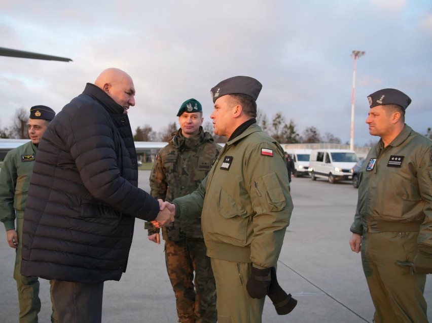 Minister obrony Włoch z wizytą na podmalborskim lotnisku. Złożył życzenia swoim rodakom, którzy pełnią natowską misję