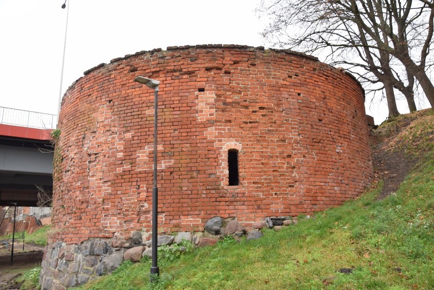 Malbork. Basteja nad Nogatem będzie ratowana. Charakterystyczna budowla za Urzędem Miasta niszczeje od lat