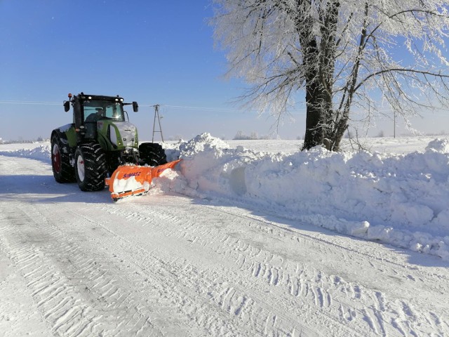 Zarząd Dróg Powiatowych praktycznie przez 24 godziny na dobę odśnieża i posypuje drogi  w celu łagodzenia skutków zimy.