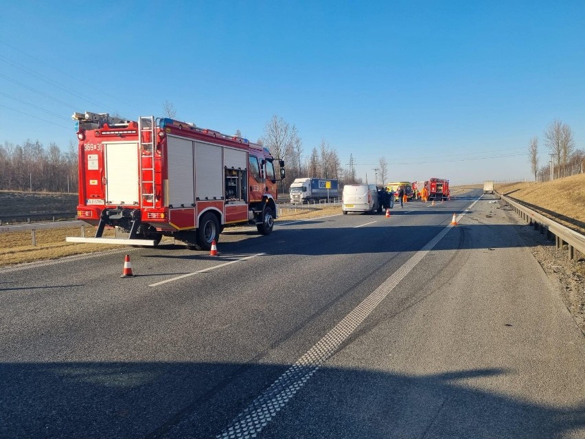 Tragiczny wypadek na drodze S3 pod Legnicą. Nie żyje kierowca kampera.