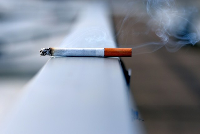 Za palenie papierosów tradycyjnych i e-papierowych w niedozwolonych miejscach grozi nam mandat. Warto więc sprawdzić, czy palenie na tarasie i balkonie jest legalne.