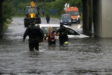 Legnica podtopiona: Strażacy ratowali kobiety z zalanego auta (ZDJĘCIA)