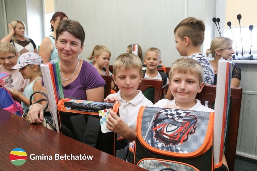 Dzieci z gminy Bełchatów otrzymały "energetyczne" plecaki [ZDJĘCIA]
